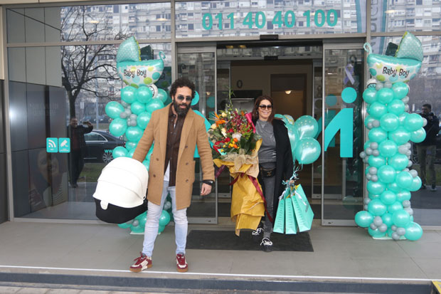 Сека Алексић са сином Јованом изашла из породилишта, а испред клинике их је сачекало изненађење (ФОТО)